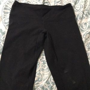 Black lululemon under wonder.